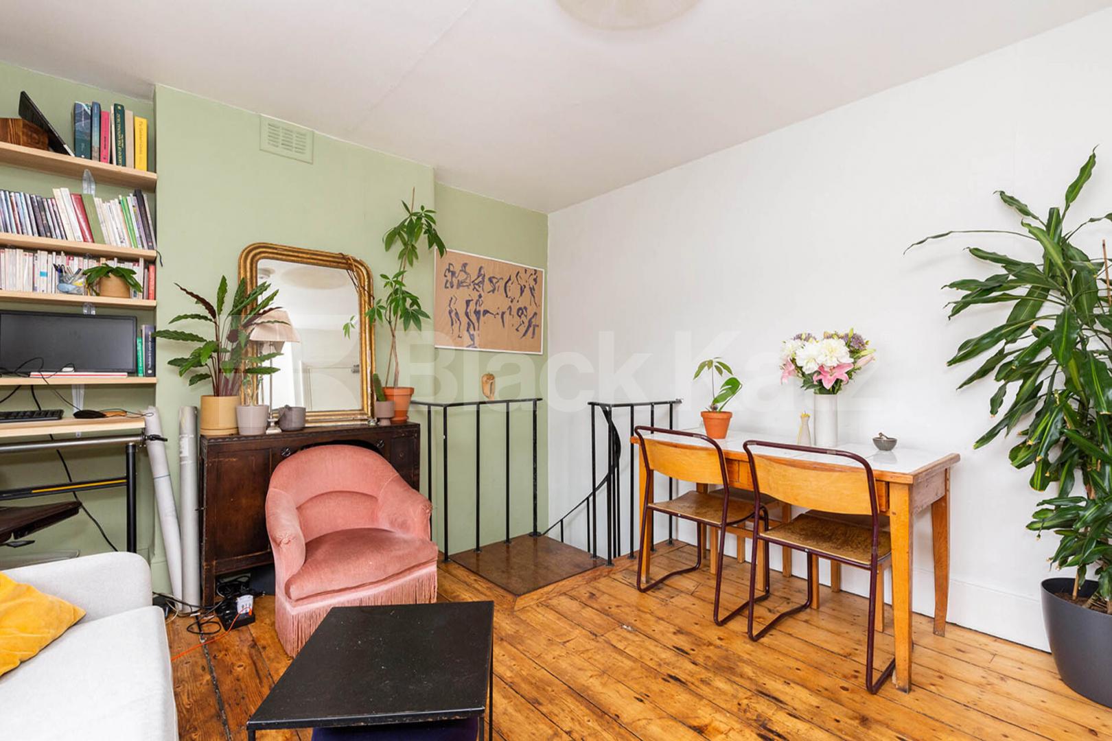 Split level 1 bedroom on a residential street in Highbury Northolme Road, Highbury